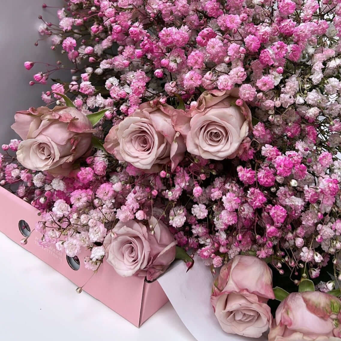 Bouquet of pink roses and baby's breath in a pink box on a white background. The Princess Bunch | FLOWERFIX